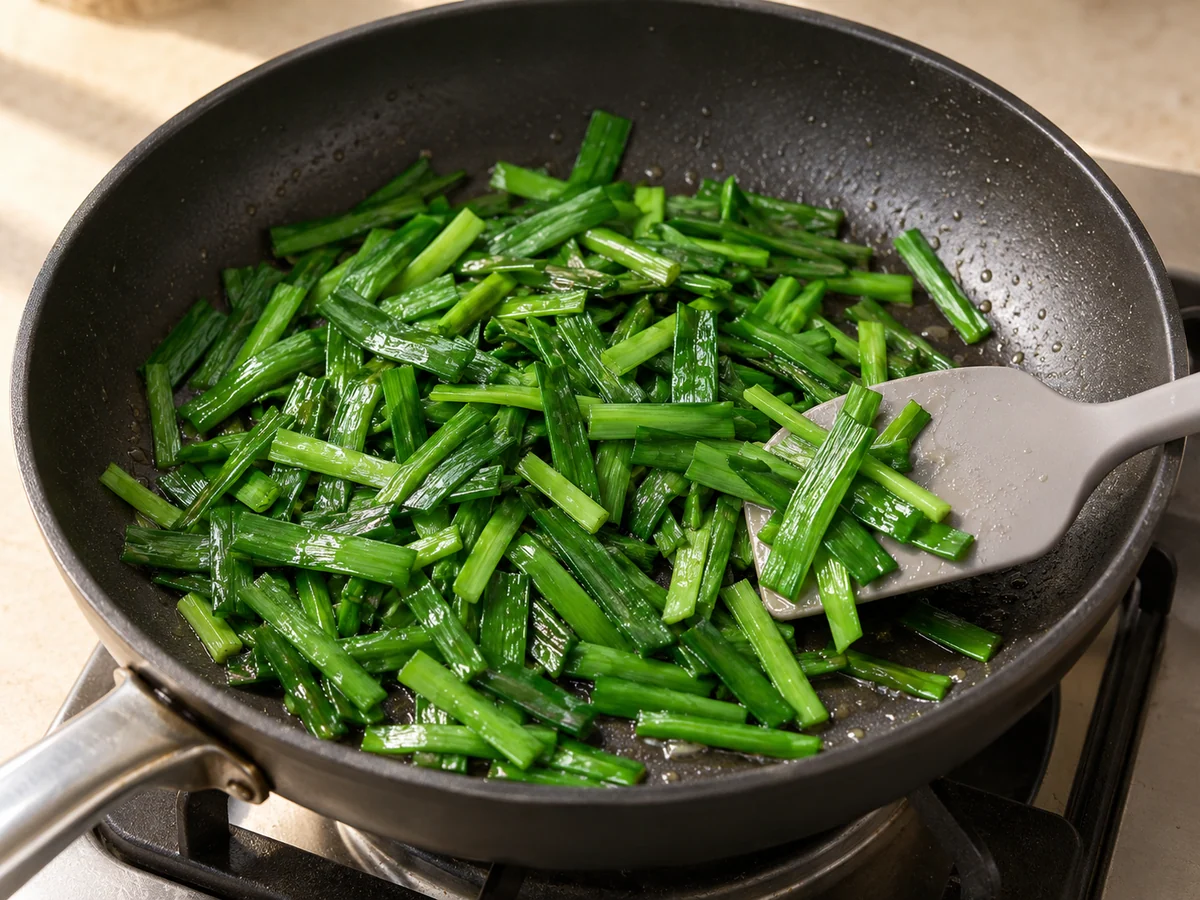 Briefly stir-fry the chives